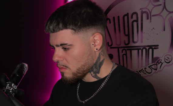 foto dueño de estudio de tatuajes